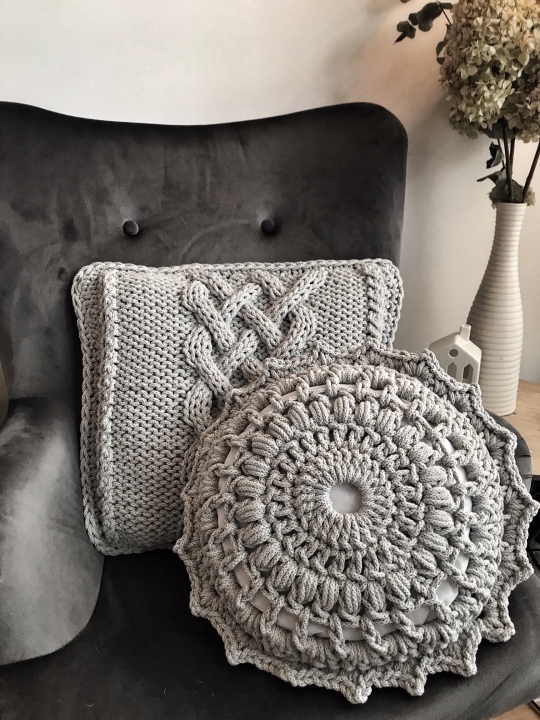 szara poduszka dziergana