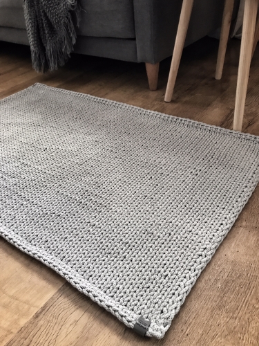 Prostokątny dywanik dziergany  na drutach Camel Stitch