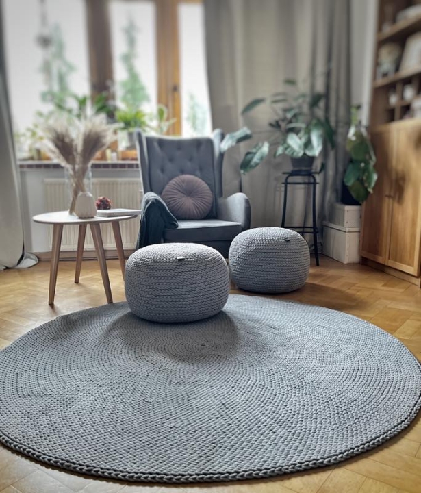 dywan bawełniany okrągły ręcznie robiony szary w salonie