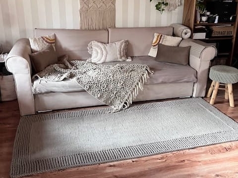 Dywan Ręcznie Dziergany Z Grubego Sznurka Homedeco 210x90 cm przy kanapie