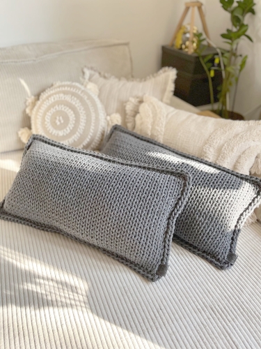 Poduszka ręcznie dziergana 60 x 30 cm Grey