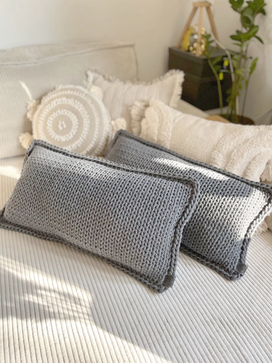 Poduszka ręcznie dziergana 60 x 30 cm Grey